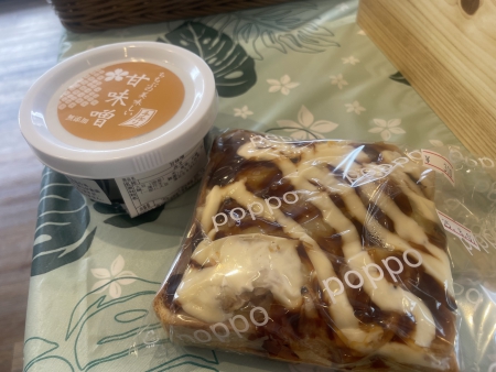 購入した甘味噌とチキン照り焼きマヨパン（マヨラーにはたまりません）