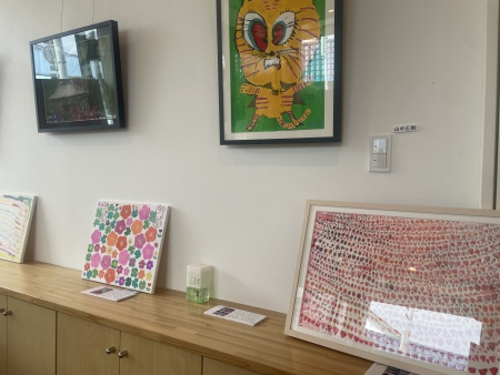 写真：描かれた作品が展示されています