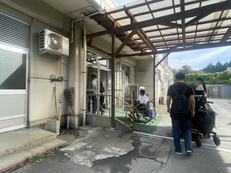 左：建物の裏口