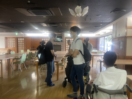 左：食堂の様子