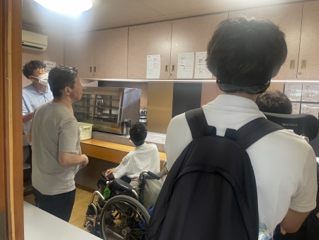 右：食べ物を配膳する場所の様子