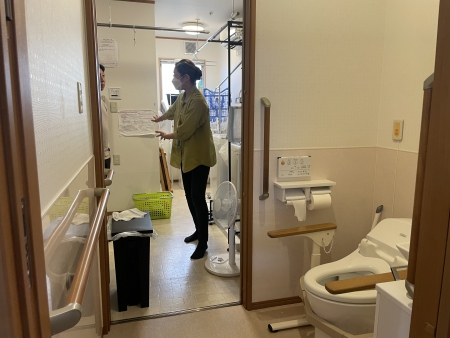 左：お風呂からトイレに行きやすいように、扉1つで行けるようになっている