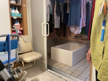右：お風呂の左右は介助しやすいようにスペースを作られている