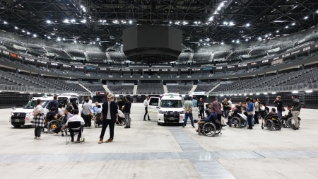 IGアリーナ会場の中心で記念写真