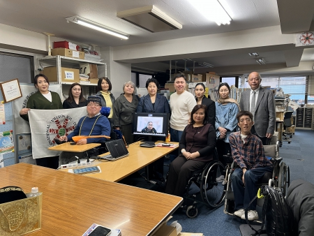 お土産にいただいたカザフスタンの帽子をかぶる岡本常任