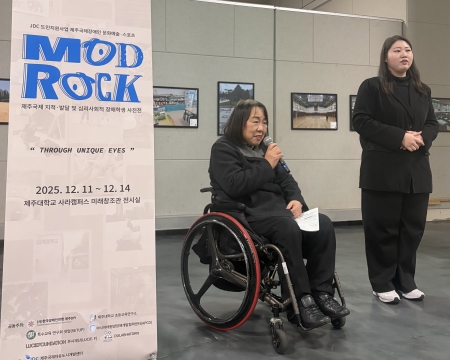 写真② 挨拶をする平野議長