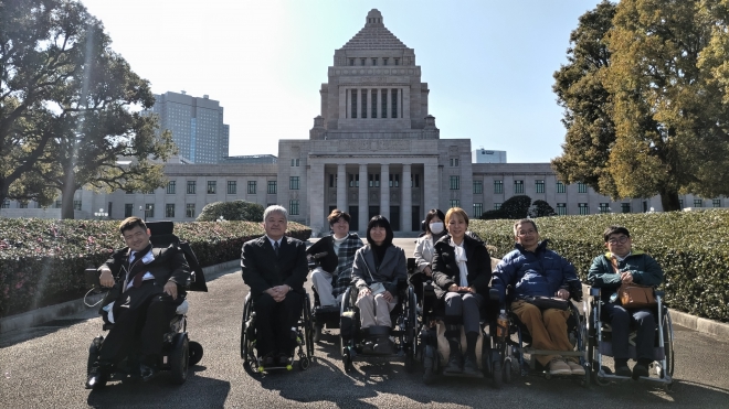 写真:国会議事堂前で実行委員全員で記念撮影