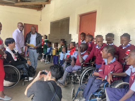 お昼休みにご飯を食べに帰ってきた子どもたちと話している様子