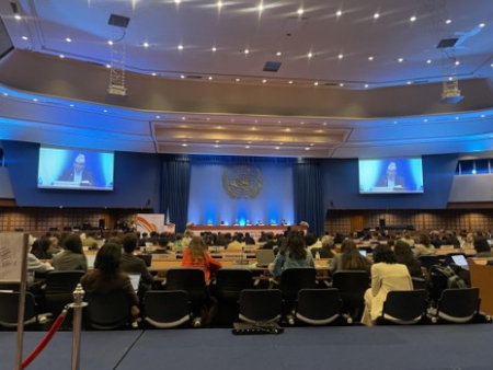 本会議の様子。文字通訳、手話通訳がありませんでした。