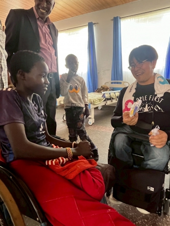 子どもたちと話す地村さん