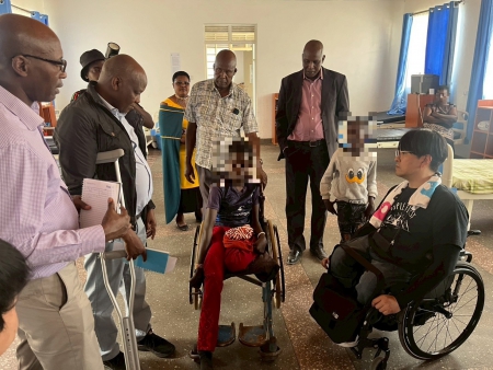 子どもたちと話す地村さん