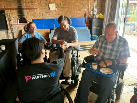 レメロス自立生活センターで現在の生活環境や介助体制について意見交換している様子