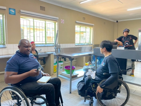 Wheels of Changeで職業訓練や運転免許取得支援、農場運営などについて話を聞いている様子