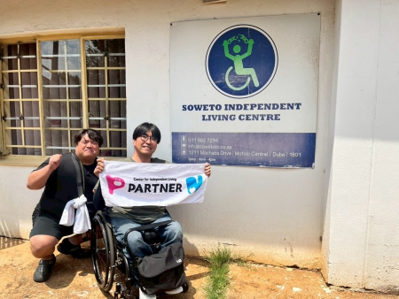 ソウェト自立生活センターでヘルパー制度や地域での支援の広がり、財政面の課題について説明を受けている様子