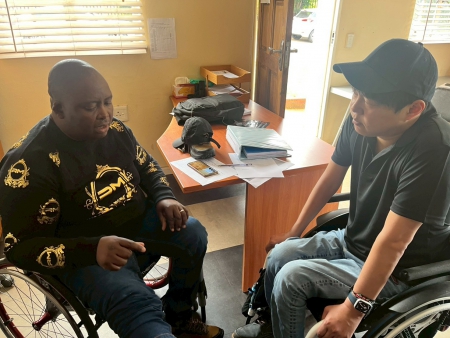 DPSAで権利擁護や住宅政策、当事者組織の役割について話を聞いている様子