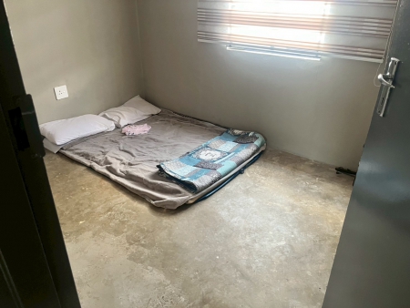 RDP houseで現地の説明を受けている場面