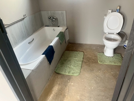 RDP houseの住宅の構造を確認している様子