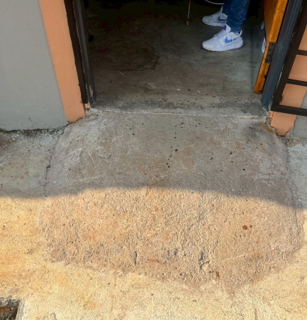 RDP houseの周辺環境を確認している様子