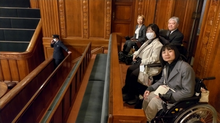 写真:参議院本会議場の車いす用の傍聴席です