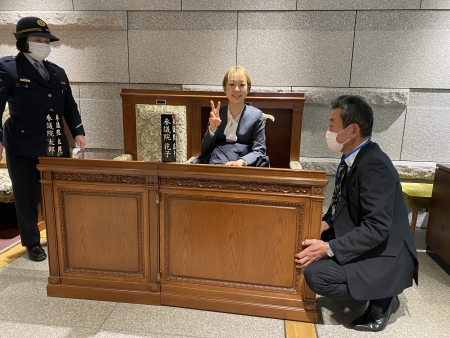 写真:見学コースには本会議場と同じ椅子が展示されていて、車いすでも着席できます。さらに、視覚障害者が手で触れるように国会議事堂や本会議場の模型もありました。