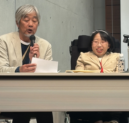 写真:司会 桑本謙さん、佐々木希さん