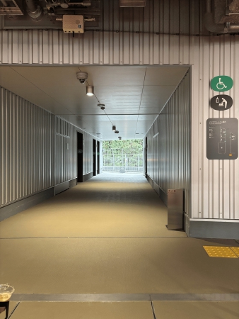 バリアフリートイレの幅広い入口