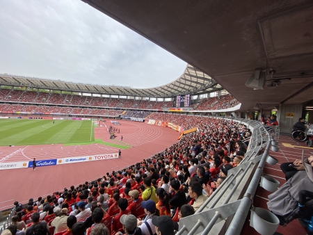 座席から競技場内部を見た様子