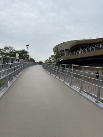 スタジアムへと続くスロープ