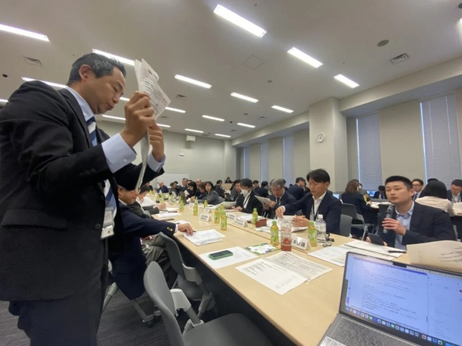 報告する伊藤特別常任
